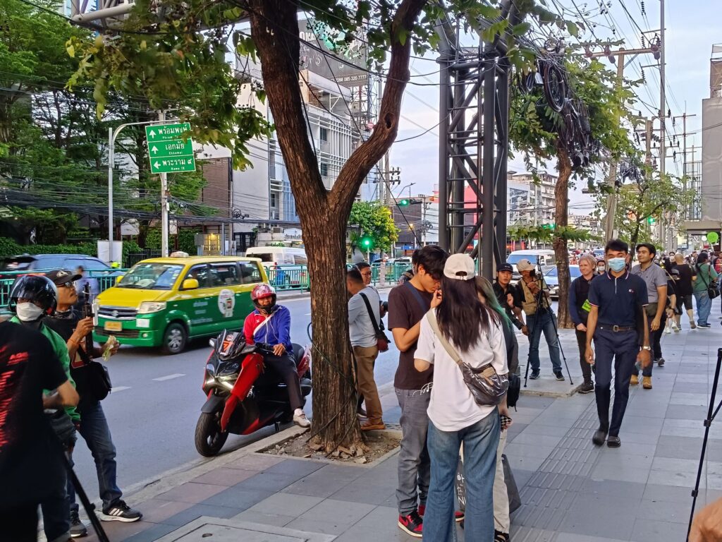 แนวร่วม มธ.พรึบหน้าเพื่อไทย เสื้อแดงถอดเสื้อเผา ซัดเหมือนโดนหักหลัง