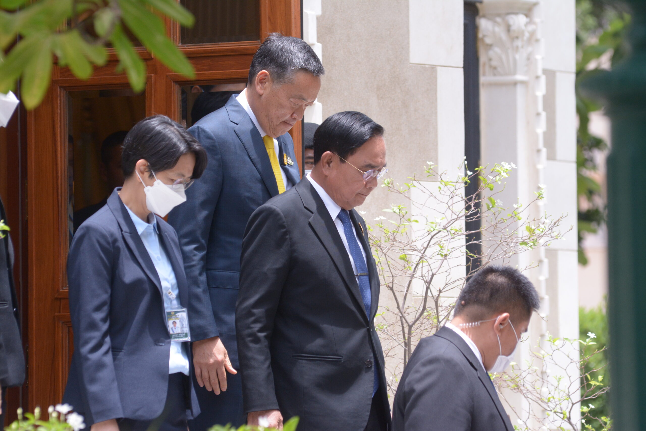 เศรษฐา พบ ประยุทธ์ ที่ทำเนียบรัฐบาล มอบช่อดอกไม้ เจรจา 1 ชั่วโมง