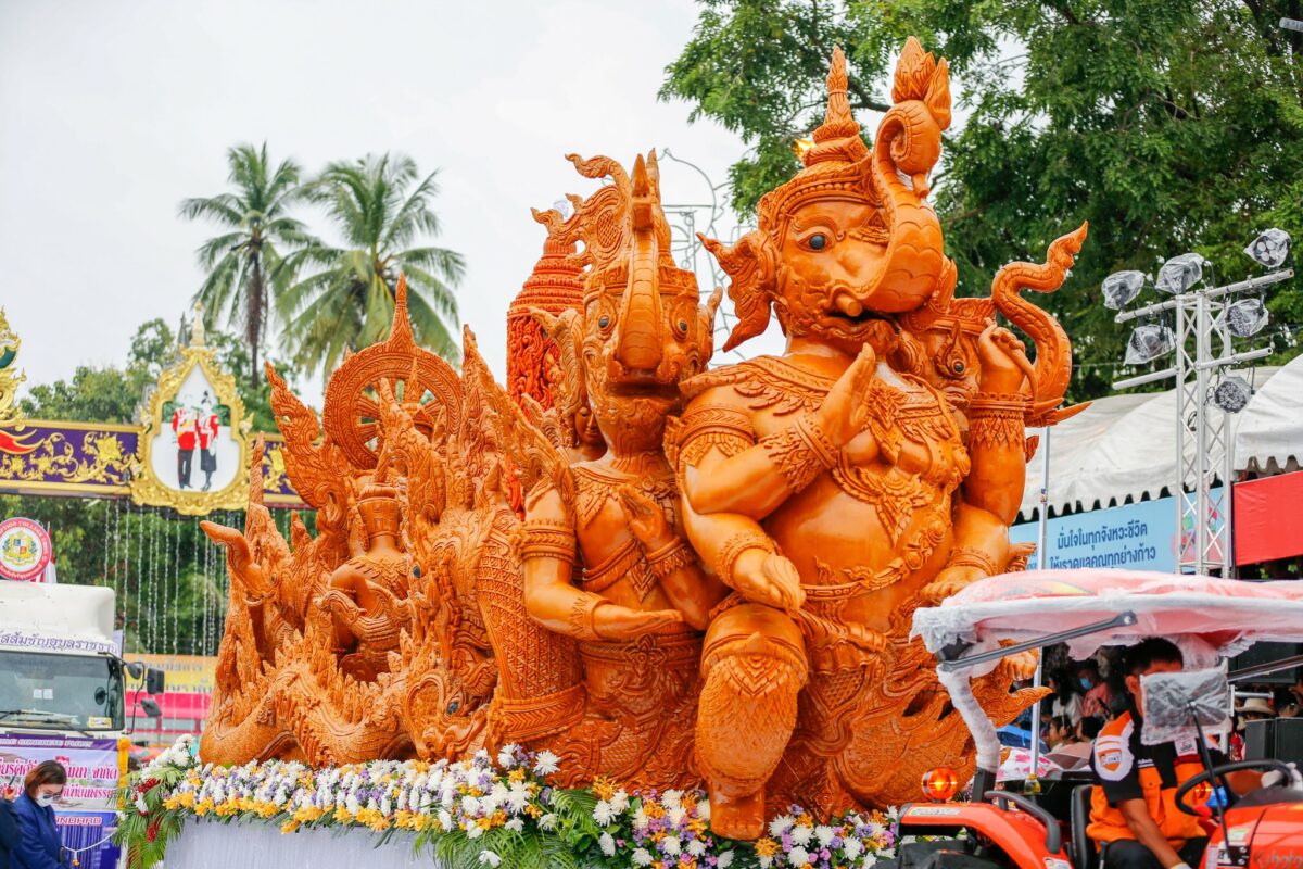 แห่เทียนพรรษาอุบลราชธานี 2566 หอการค้าเผยสะพัดเฉียด 500 ล้านบาท