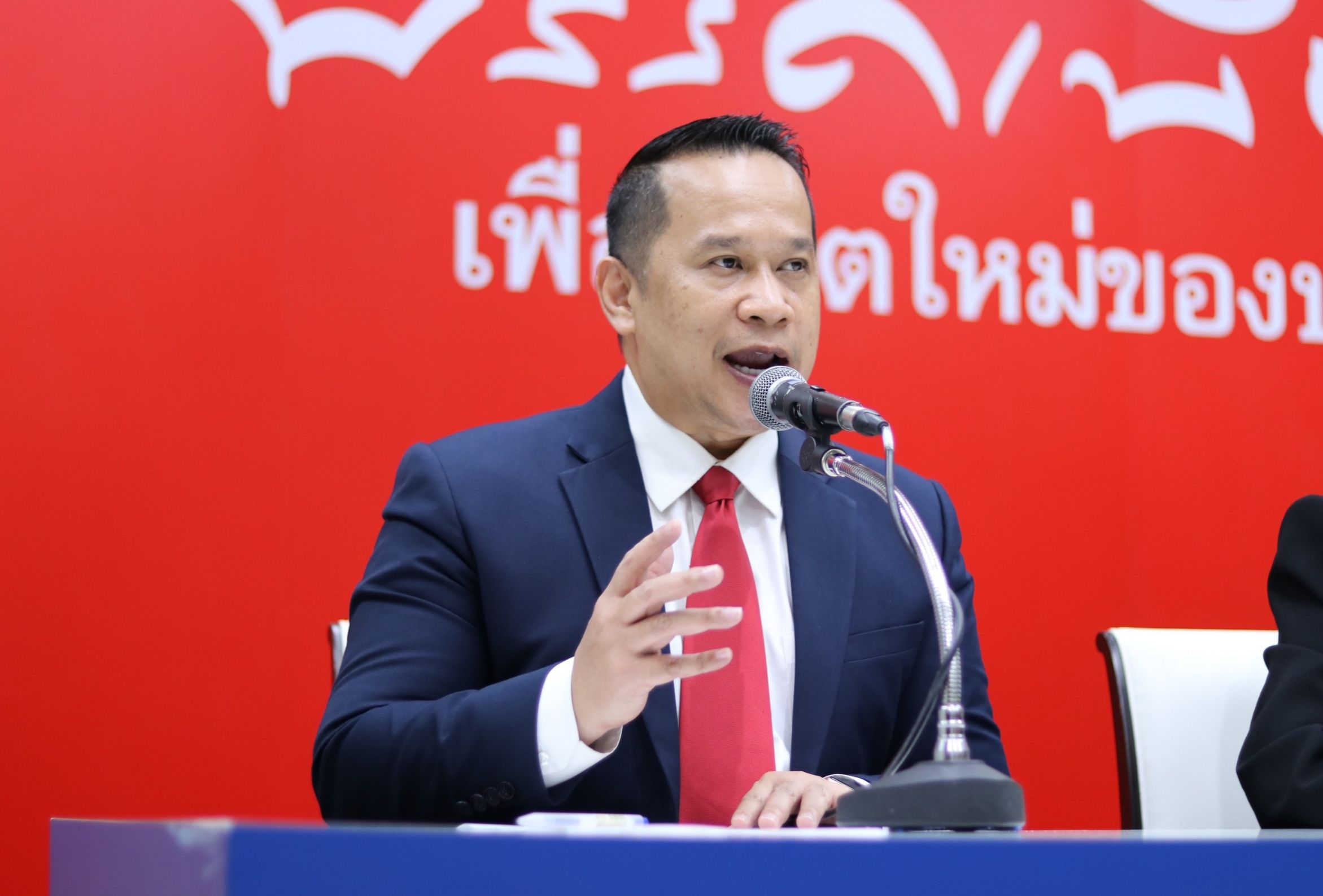 เพื่อไทย ออกโรงปกป้องเศรษฐา จับตาเกมแฉชูวิทย์ ปมภาษีที่ดินแสนสิริ