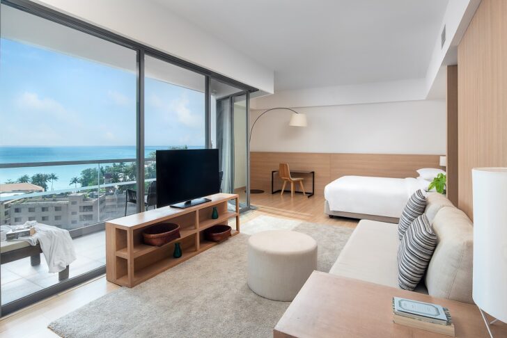 Accor Andaman Beach Hotel 1 ห้องพักของ Andaman Beach Hotel มองเห็นวิวทะเลภูเก็ต
