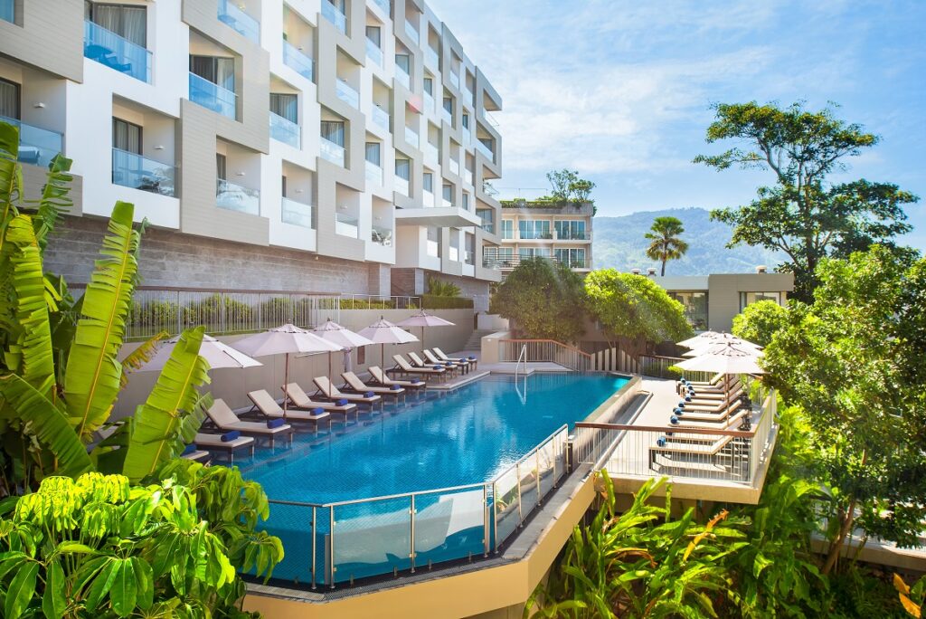 สระว่ายน้ำของ Andaman Beach Hotel มองเห็นบรรยากาศจังหวัดภูเก็ต