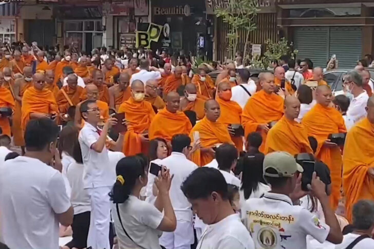 Hat Yai international Monk หาดใหญ่ ตักบาตรพระนานาชาติ