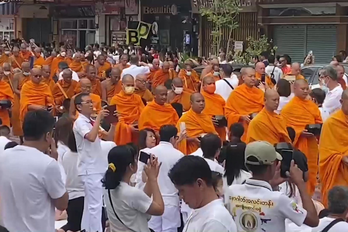 นักท่องเที่ยวแห่จองห้องหาดใหญ่ ร่วมตักบาตรพระนานาชาติ 10,000 รูป