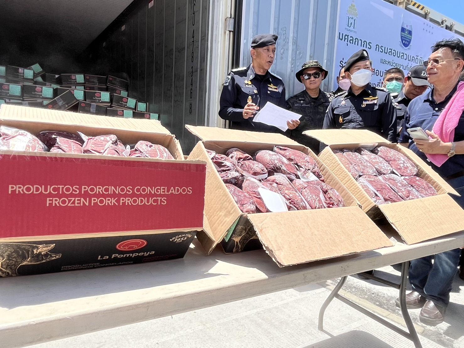 คนเลี้ยงหมูนัดระดมพลหน้า DSI จันทร์ 7 ส.ค.นี้ หลังพบหมูเถื่อน 400 ตู้ ที่แหลมฉบัง