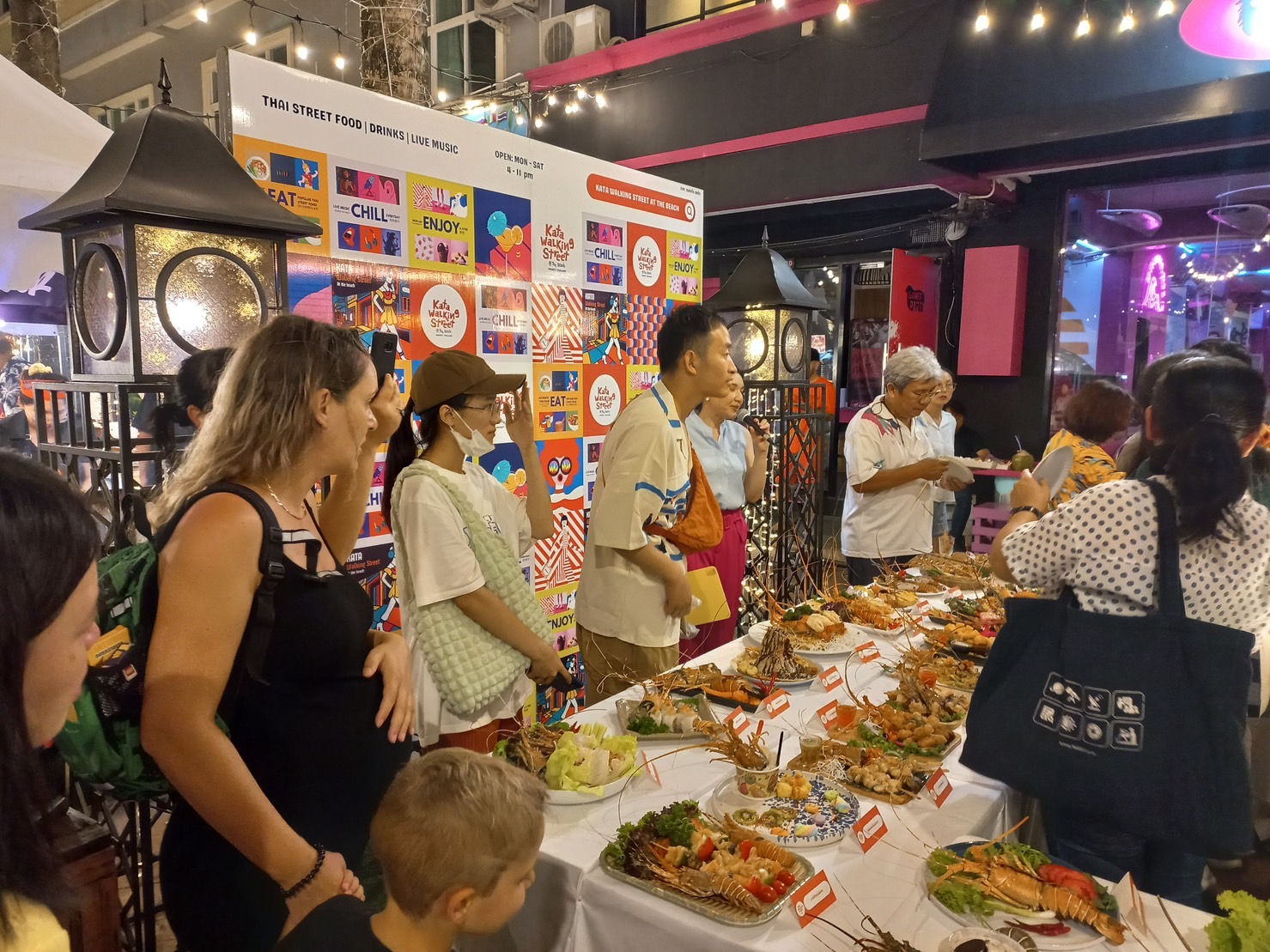 ภูเก็ตพาแม่กิน 32 เมนู Street Food กุ้งมังกรภูเก็ตที่หลาดกะตะ 12-31 ส.ค.นี้