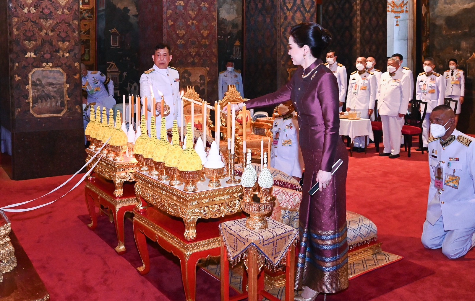 ในหลวง พระราชินี ทรงบำเพ็ญพระราชกุศลเนื่องในเทศกาลเข้าพรรษา 2566