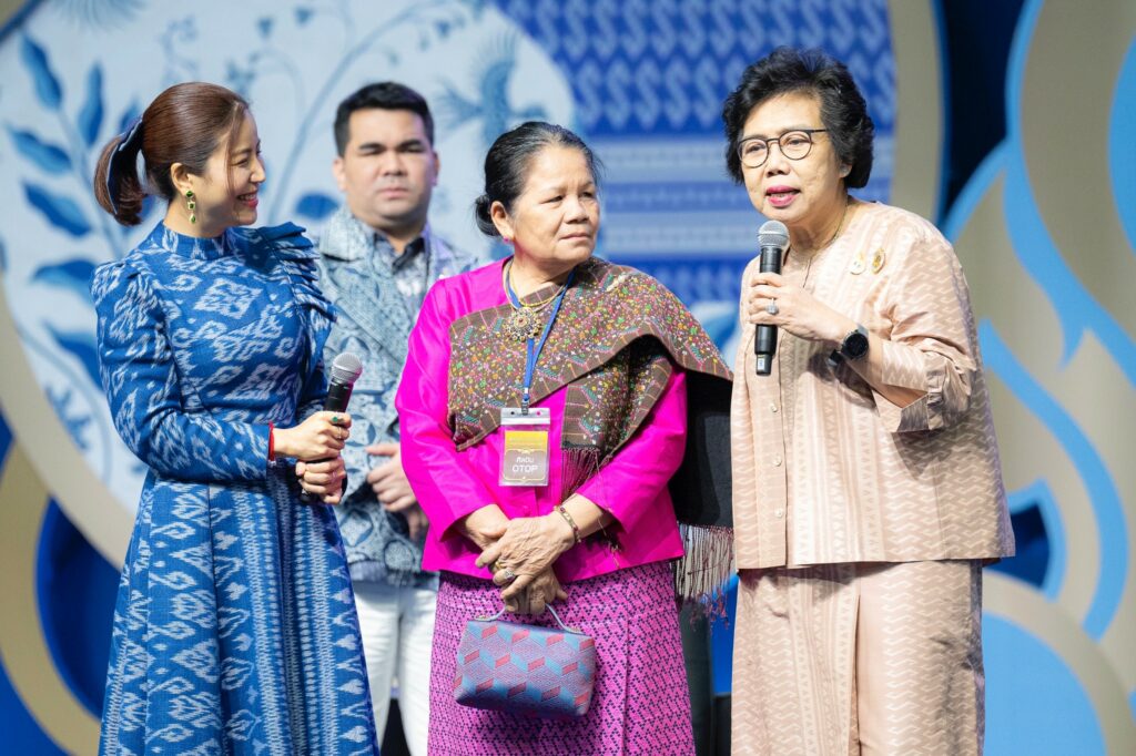 มหาดไทยจัดประกวดผ้าลายพระราชทาน "ผ้าลายดอกรักราชกัญญา"