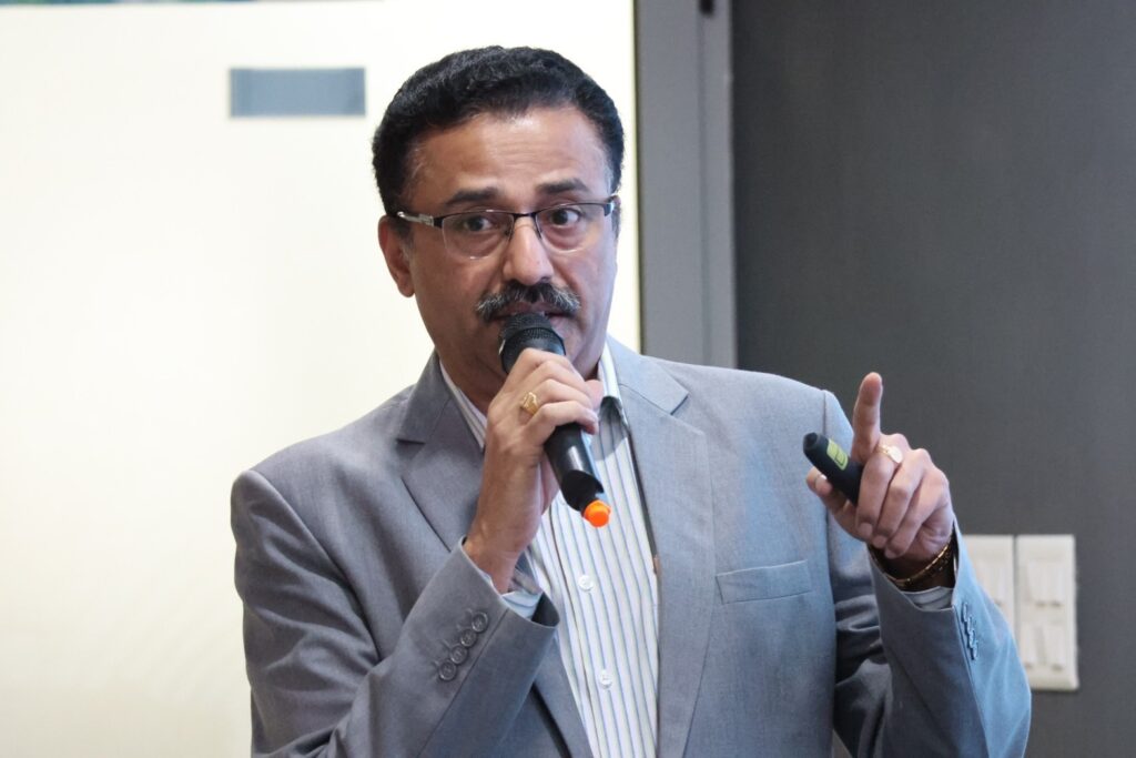 นาย Kishor Nair