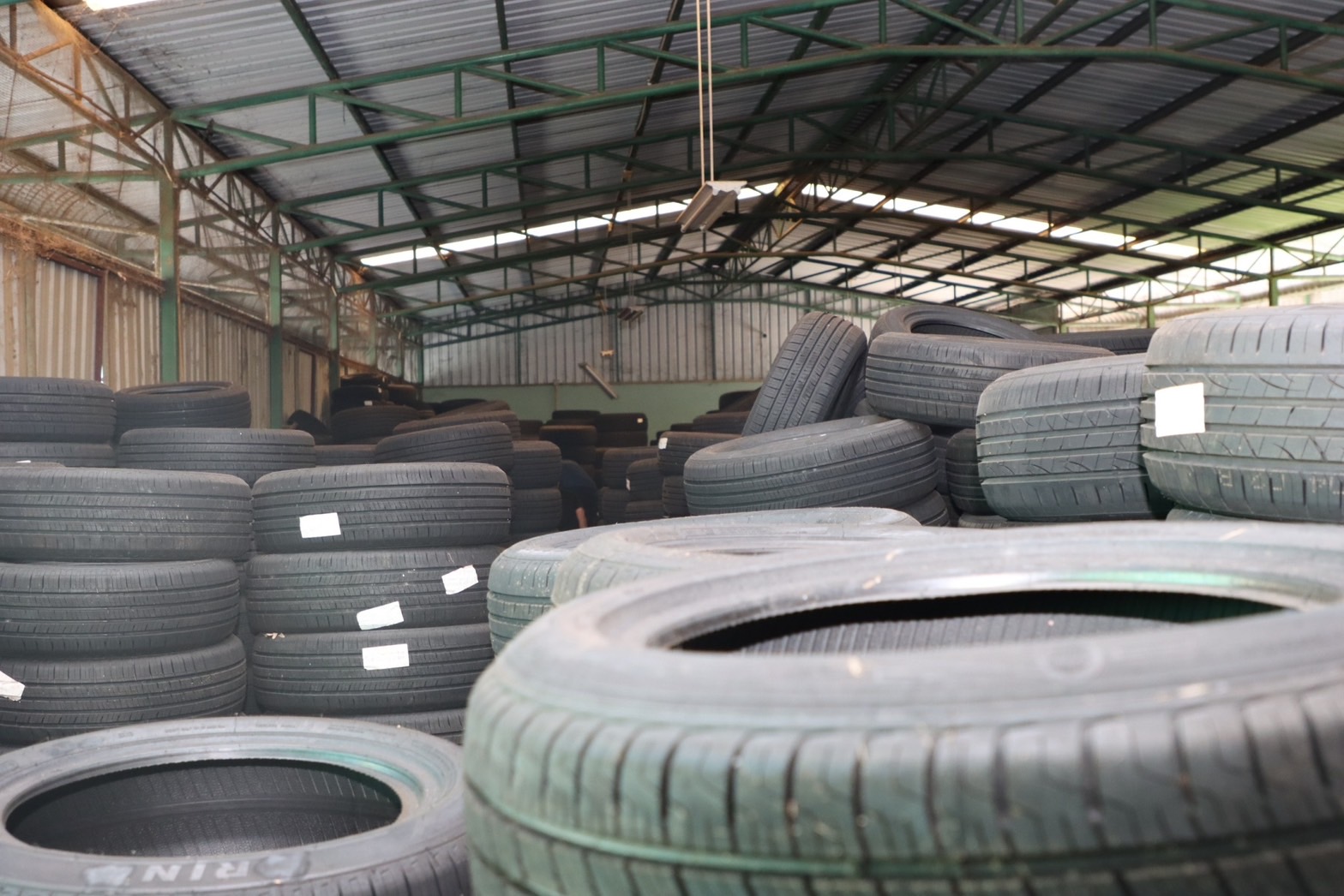 Thaistone ถูก สมอ.บุกจับ ตบตาเจ้าหน้าที่ นำยางตกเกรดปั๊มยี่ห้อใหม่