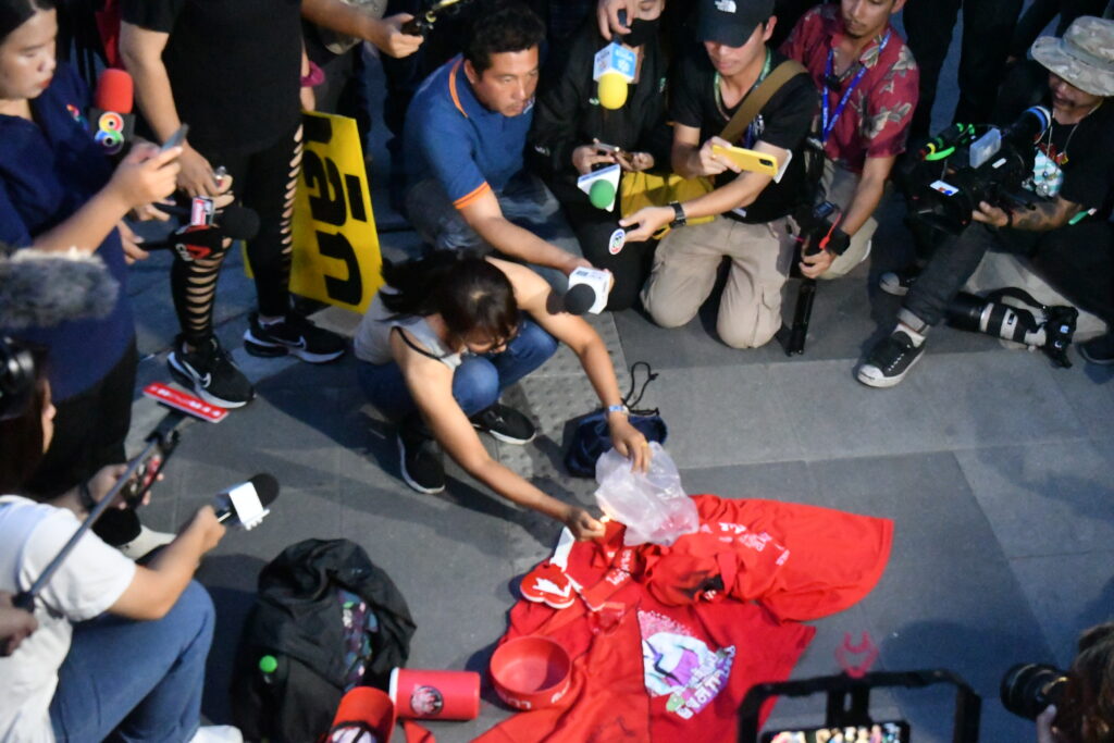 แนวร่วม มธ.พรึบหน้าเพื่อไทย เสื้อแดงถอดเสื้อเผา ซัดเหมือนโดนหักหลัง