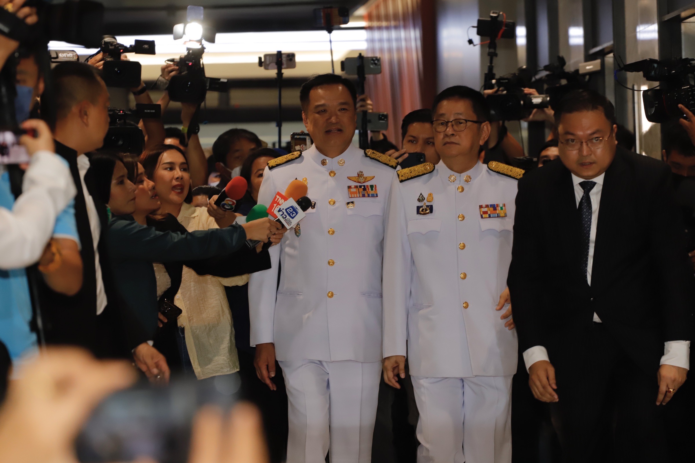 แกนนำพรรคร่วมรัฐบาล ร่วมพิธีโปรดเกล้าฯ เศรษฐา-โควตา รมต.ดีลไม่จบ