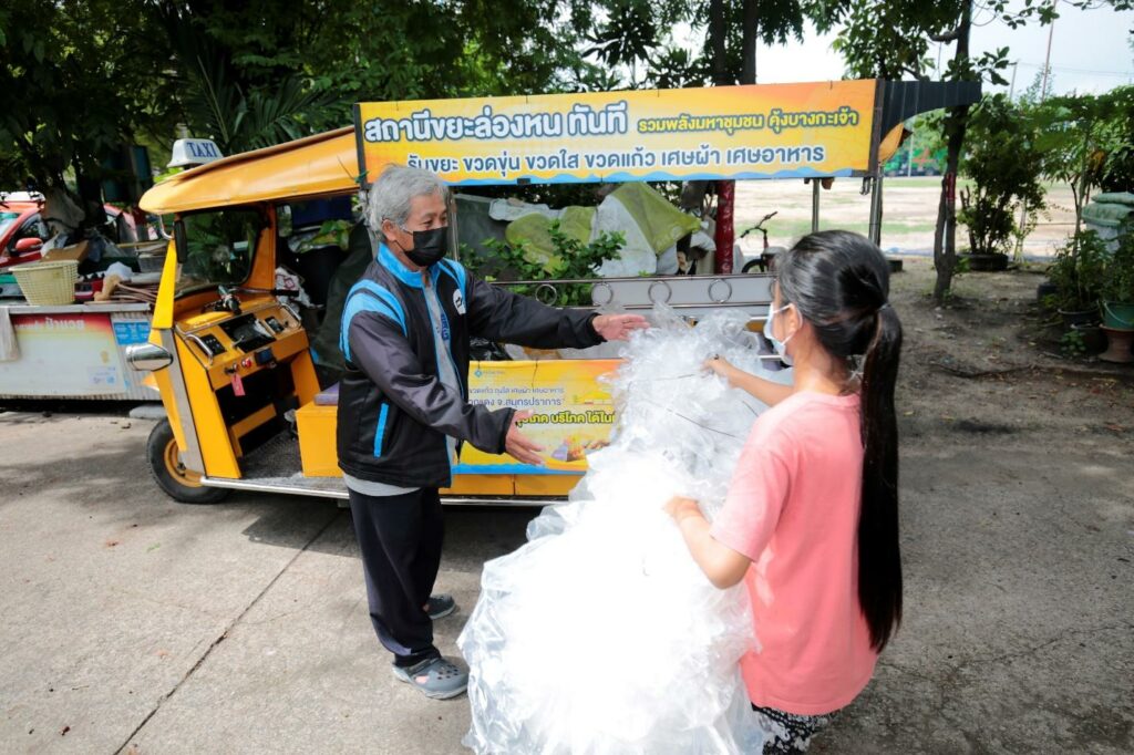 ‘สถานีขยะล่องหนทันที’ รถสามล้อไฟฟ้าที่ไปรับขยะและมอบสินค้าที่บ้านของประชาชน