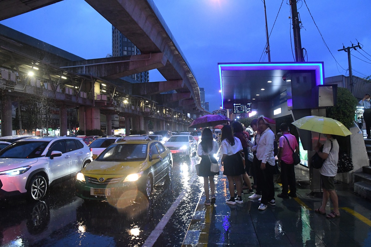 ฝนตกหนัก-จราจรติดขัด