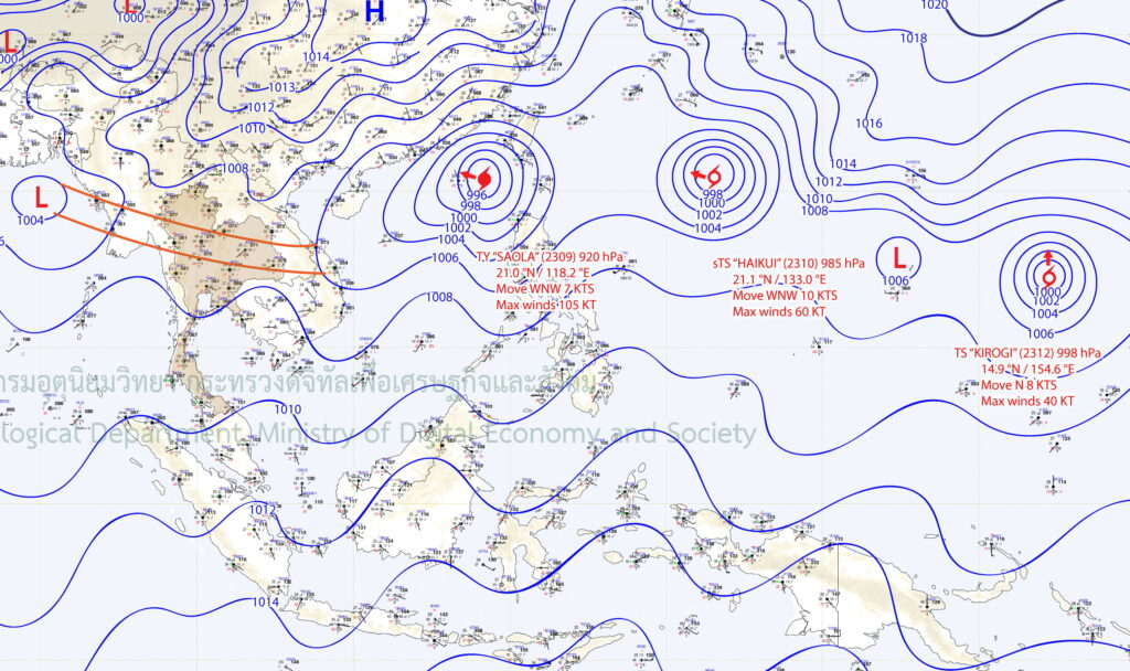 แผนที่อากาศผิวพื้น ร่องมรสุมกำลังแรงพาดผ่านภาคเหนือ ภาคกลาง และภาคตะวันออกเฉียงเหนือตอนล่างของประเทศไทย โดยมีพายุไต้ฝุ่นเซาลา (Saola) ปกคลุมบริเวณทะเลจีนใต้ตอนบน