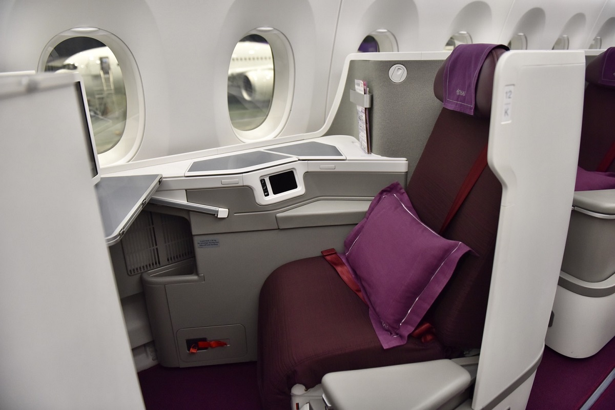 เบาะที่นั่งชั้นธุรกิจ เครื่องบินแบบแอร์บัส A350-900 การบินไทย มีลักษณะเป็นดักแด้ (Cocoon seat) สามารถเข้าออกได้โดยไม่รบกวนผู้โดยสารคนอื่น และมีความเป็นส่วนตัว