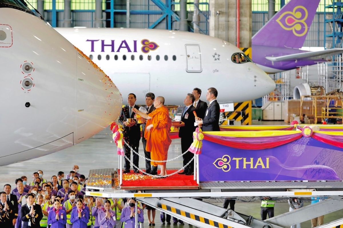 สมเด็จพระมหารัชมงคลมุนี ผู้ช่วยเจ้าอาวาสวัดไตรมิตรวิทยาราม ประกอบพิธีเจิมเครื่องบิน พร้อมด้วยผู้บริหารและพนักงานของการบินไทย