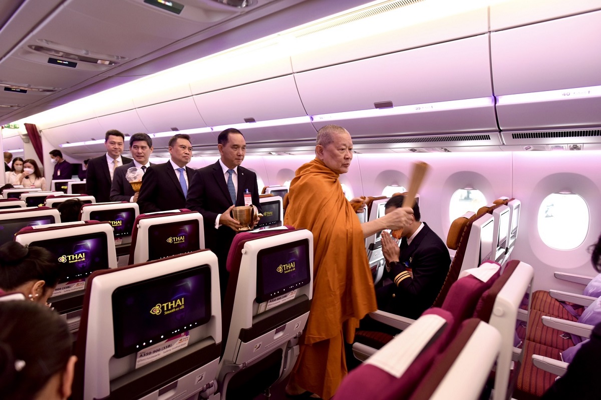 สมเด็จพระมหารัชมงคลมุนี ผู้ช่วยเจ้าอาวาสวัดไตรมิตรวิทยาราม พรมน้ำมนต์ในห้องโดยสาร (Cabin)