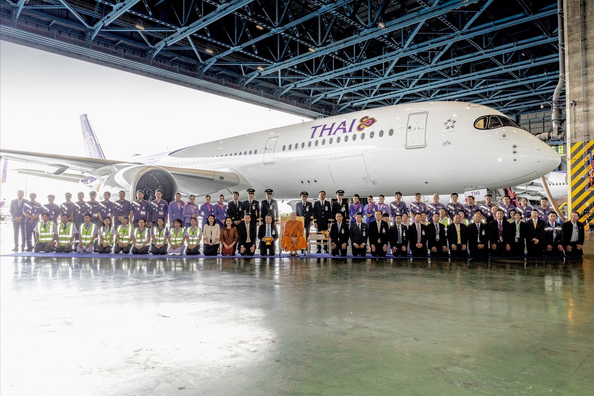 สมเด็จพระมหารัชมงคลมุนี ผู้ช่วยเจ้าอาวาสวัดไตรมิตรวิทยาราม ถ่ายภาพร่วมกับผู้บริหาร พนักงานการบินไทย ด้านหน้าเครื่องบิน A350 ของการบินไทย