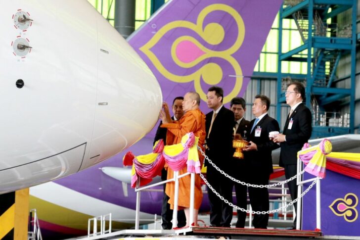 การบินไทย เจิมเครื่องบิน A350-900 สมเด็จพระมหารัชมงคลมุนี ผู้ช่วยเจ้าอาวาสวัดไตรมิตรวิทยาราม ประกอบพิธีเจิมเครื่องบิน พร้อมด้วยผู้บริหารและพนักงานของการบินไทย