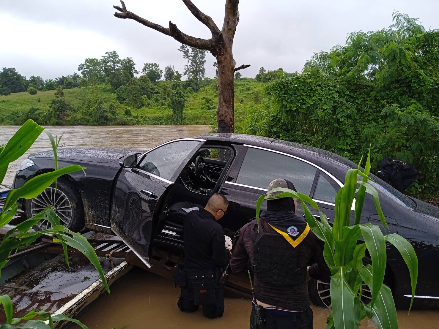 รถเบนซ์ใหม่เอี่ยม S 580e ถูกขนลงเรือหางยาว ข้ามแม่น้ำเมยส่งไปขาย