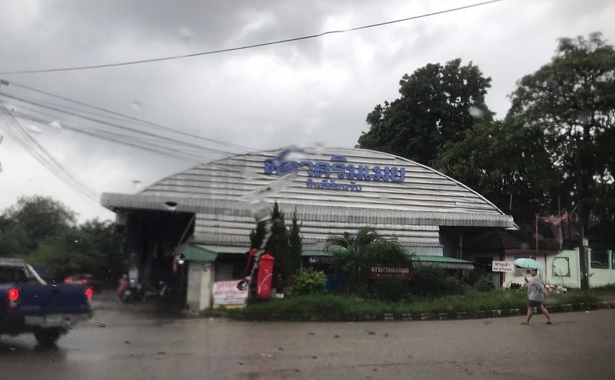 ภาพตลาดริมเมย มีฝนตก ฟ้าครึ้ม