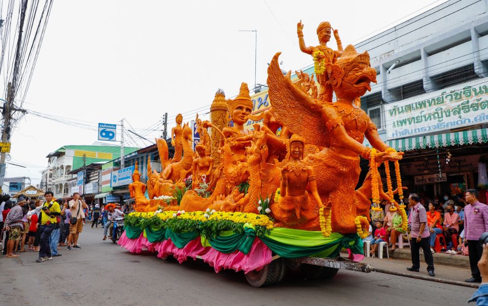 บุรีรัมย์ จัดงานประเพณีแห่เทียนพรรษาประชาชนแห่เที่ยวคึกคัก
