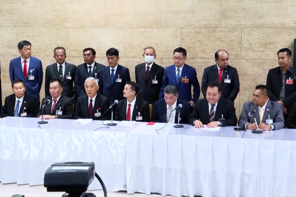 เพื่อไทยจับมือ 6 พรรครวมสุวัจน์ แถลงจัดตั้งรัฐบาลรวม 228 เสียง