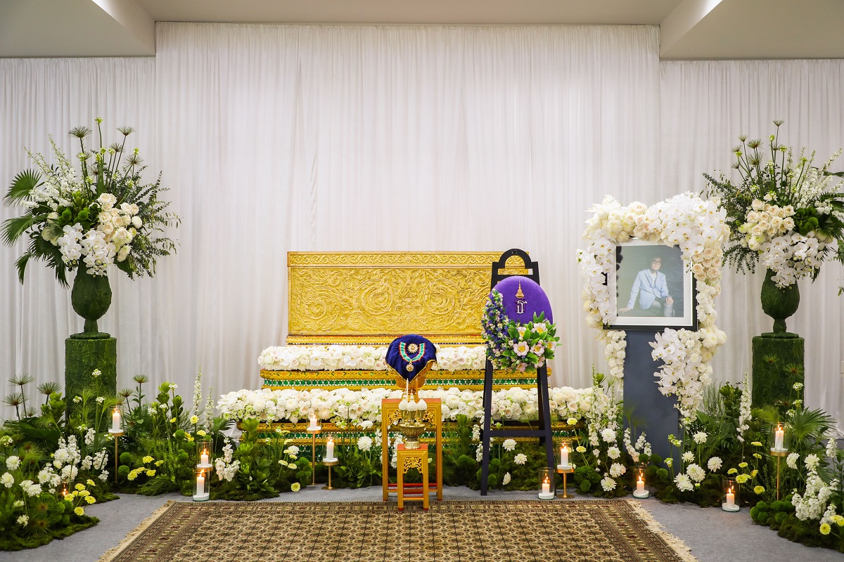 โปรดเกล้าฯ พระราชทานเครื่องเกียรติยศประกอบศพ เพชร โอสถานุเคราะห์
