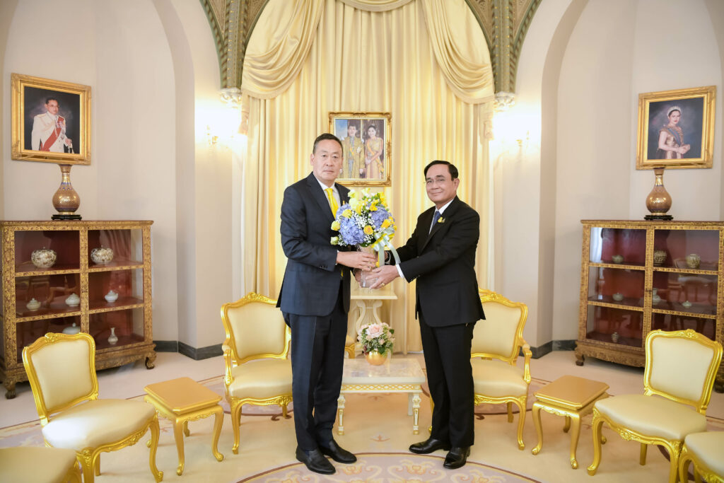 เศรษฐา มอบช่อดอกไม้ นายกฯ ประยุทธ์ 