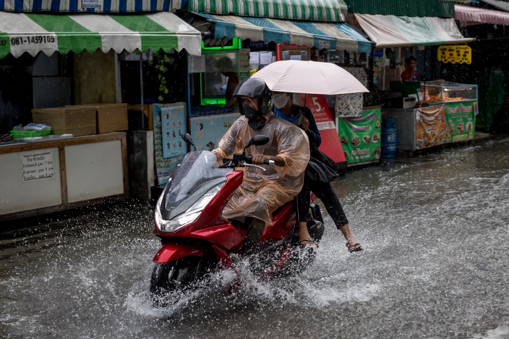 กทม.เตือน 39 เขต เฝ้าระวัง-รับมือฝนตกหนัก 24 ชั่วโมงข้างหน้า