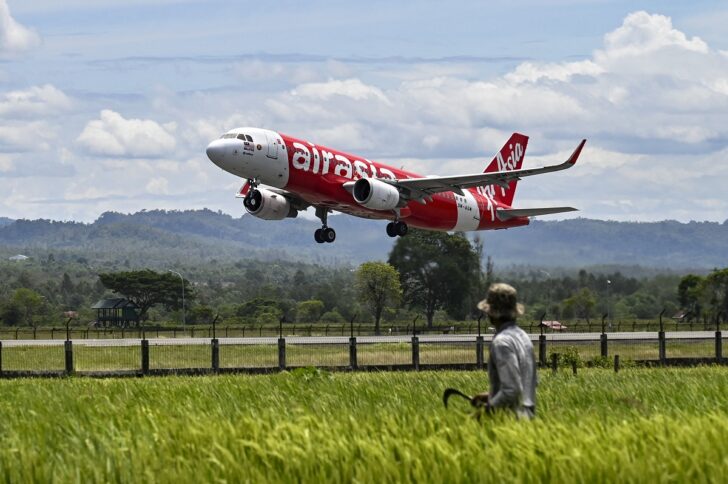 เครื่องบินแบบแอร์บัส A320 สายการบินแอร์เอเชีย (มาเลเซีย) ทะยานขึ้นจากท่าอากาศยาน Sultan Iskandar Muda