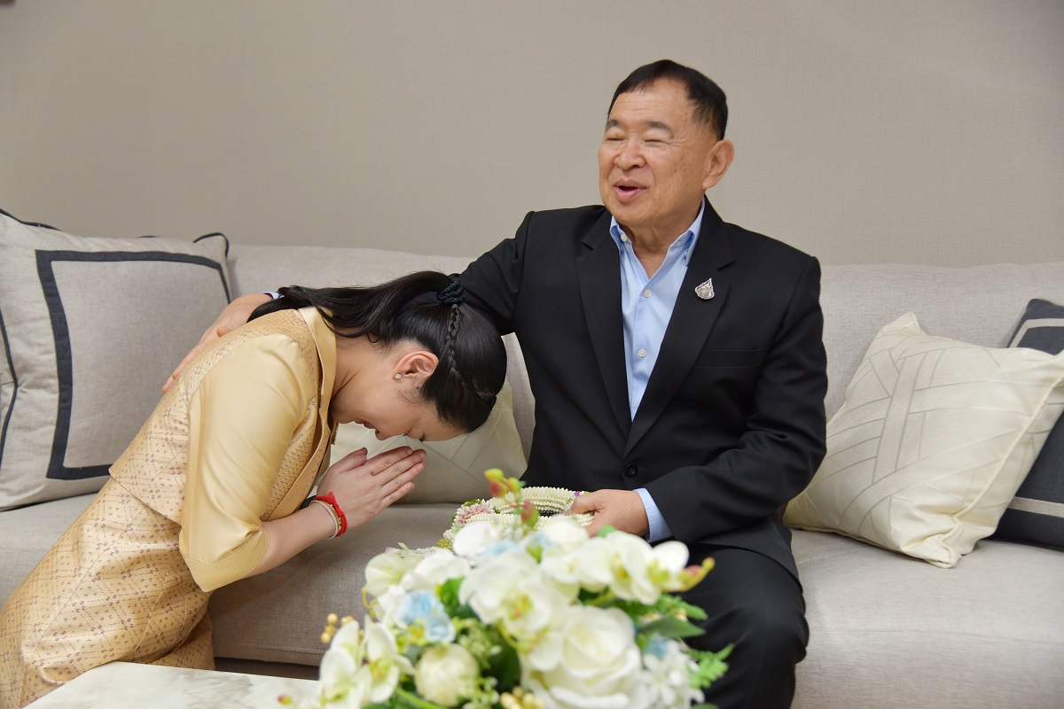 พ่อมาส่ง สุดาวรรณ หวังศุภกิจโกศล รัฐมนตรีทายาทเสี่ยแป้งมันเข้ากระทรวงท่องเที่ยววันแรก