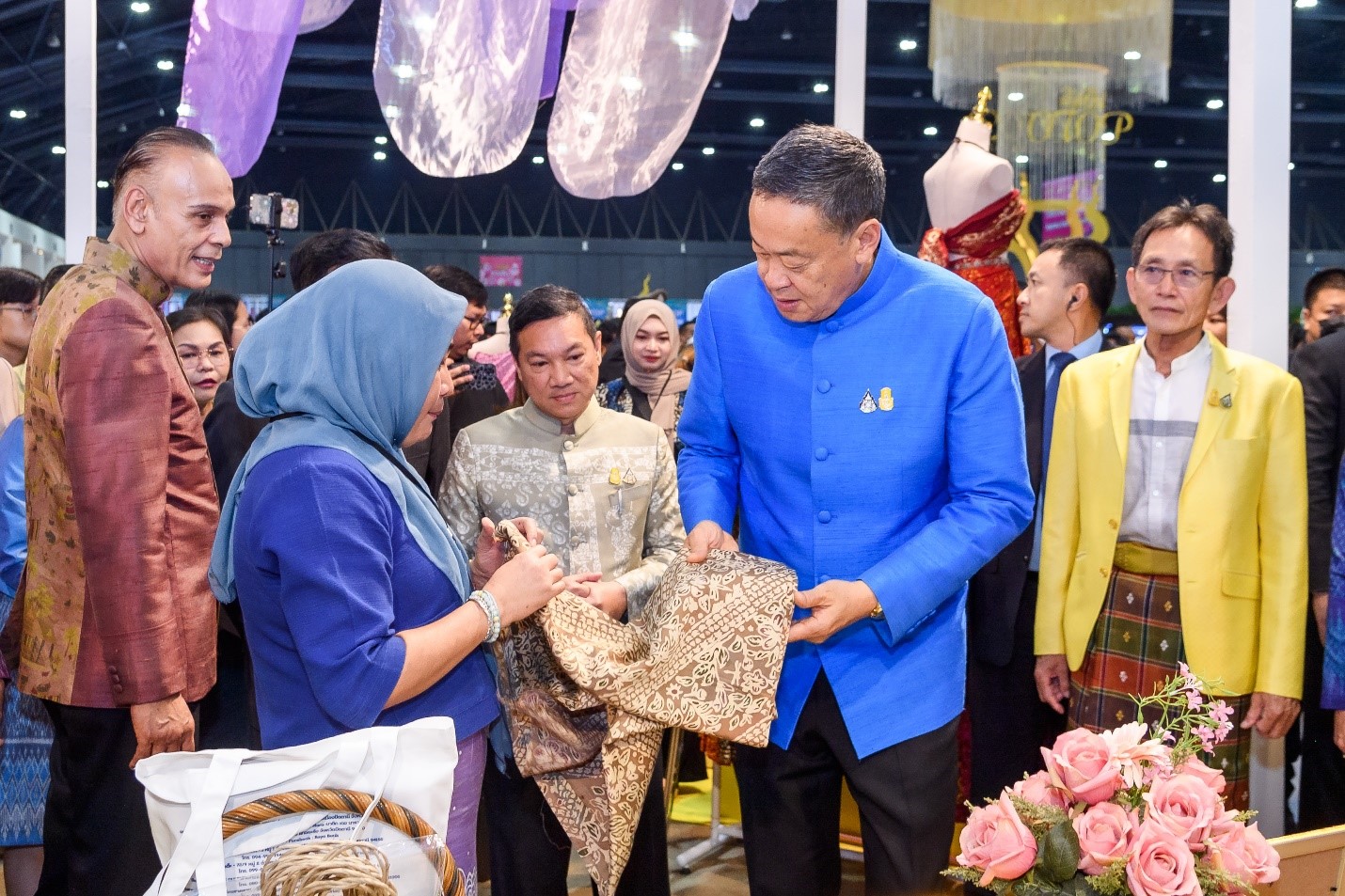 นายกรัฐมนตรีเยี่ยมชมงาน OTOP Midyear 2023