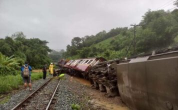 น้ำท่วมภาคเหนือ รถไฟพลิกตกราง การสัญจรถนนหลายสายอัมพาต ก.คมนาคม สั่งเร่งแก้สถานการณ์