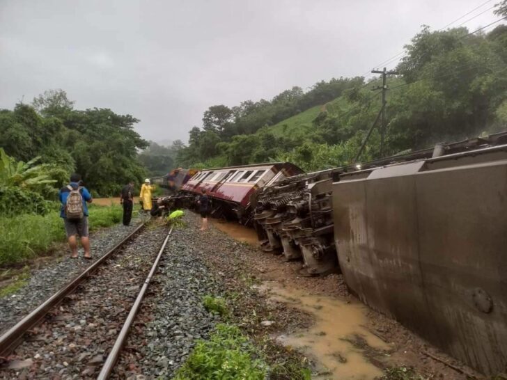19890_0 น้ำท่วมภาคเหนือ รถไฟพลิกตกราง การสัญจรถนนหลายสายอัมพาต ก.คมนาคม สั่งเร่งแก้สถานการณ์