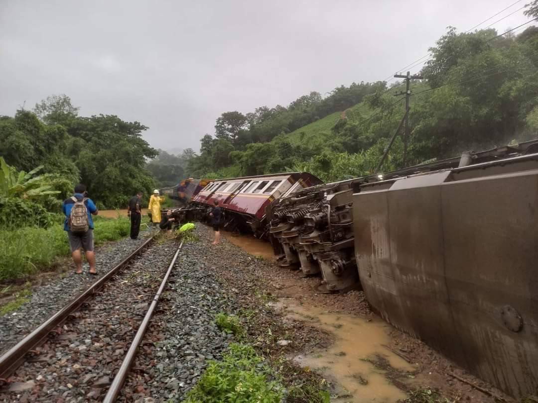 น้ำท่วมเหนือ รถไฟพลิกตกราง การสัญจรเป็นอัมพาต ก.คมนาคม เร่งแก้สถานการณ์