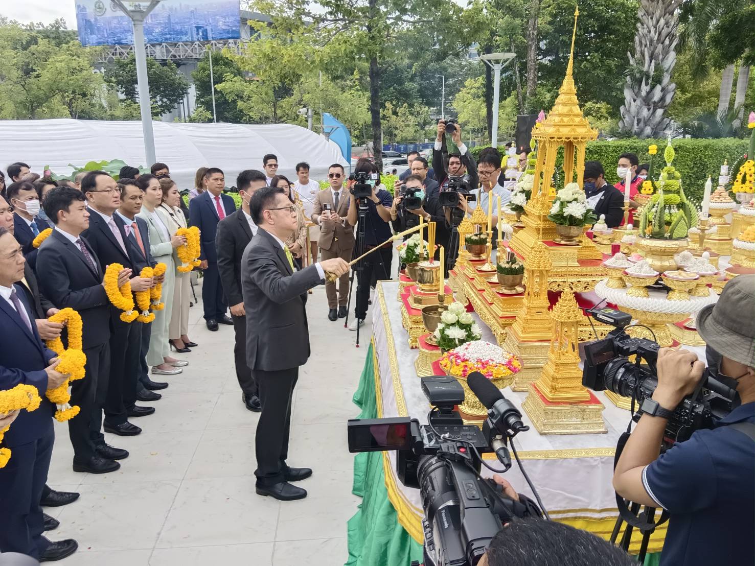 รมว.ดิจิทัลฯ สักการะศาลพระพรหม เข้าเยี่ยมกระทรวงวันแรก