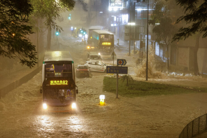 ฮ่องกงเจอฝนถล่มหนักสุดในรอบ 140 ปี น้ำท่วมเมือง ตลาดหุ้นปิดทำการ