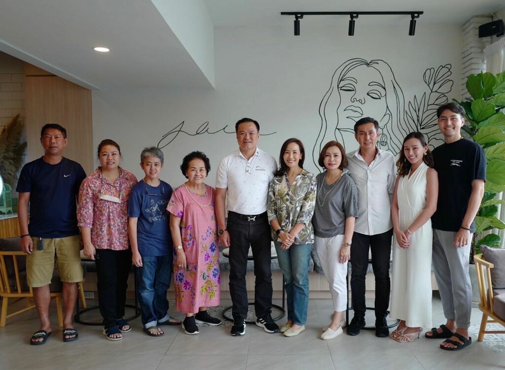 อนุทิน กับครอบครัว สุภานัน นิราษิท (ภาพ :Jajaa Coffee - จ่าจ้า คอฟฟี่)