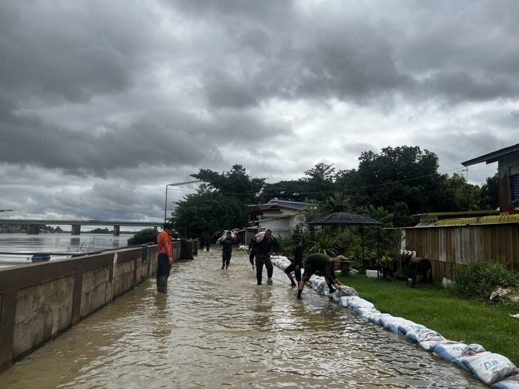 แม่น้ำมูลทะลักท่วมบ้านเรือน