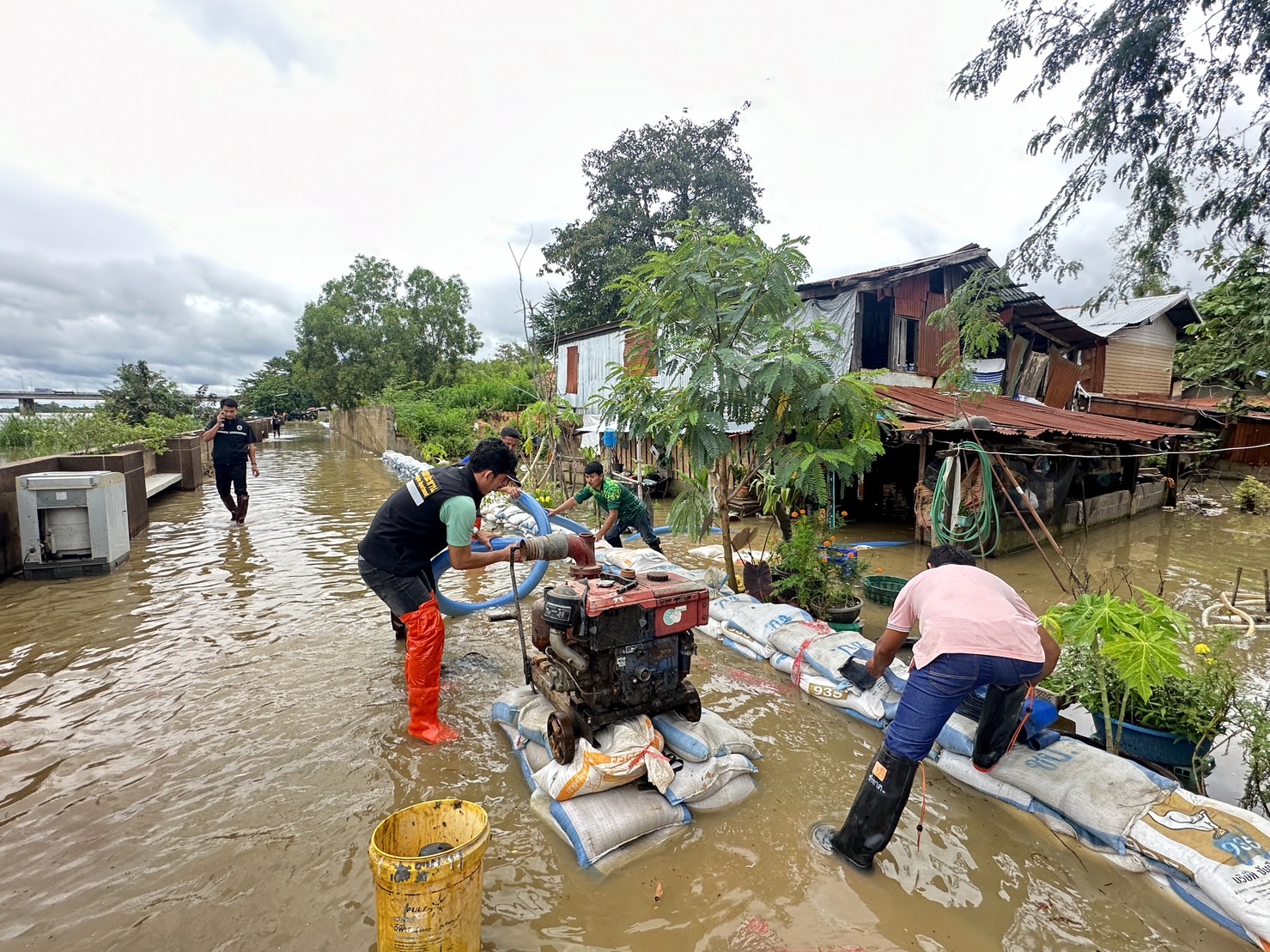 อุบลราชธานีอ่วม เร่งกั้นแม่น้ำมูลทะลักท่วมบ้านเรือน เตือนประชาชนระวัง