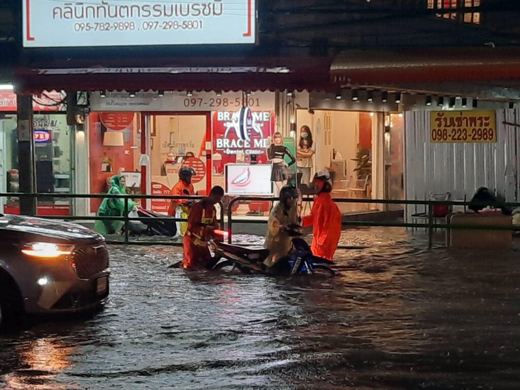 ฝนตก-น้ำท่วม ย่านอุดมสุข-บางนา