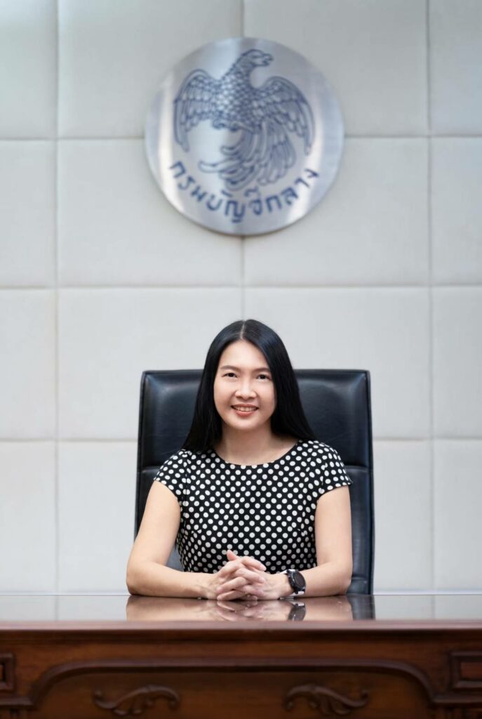 นางสาวกุลยา ตันติเตมิท