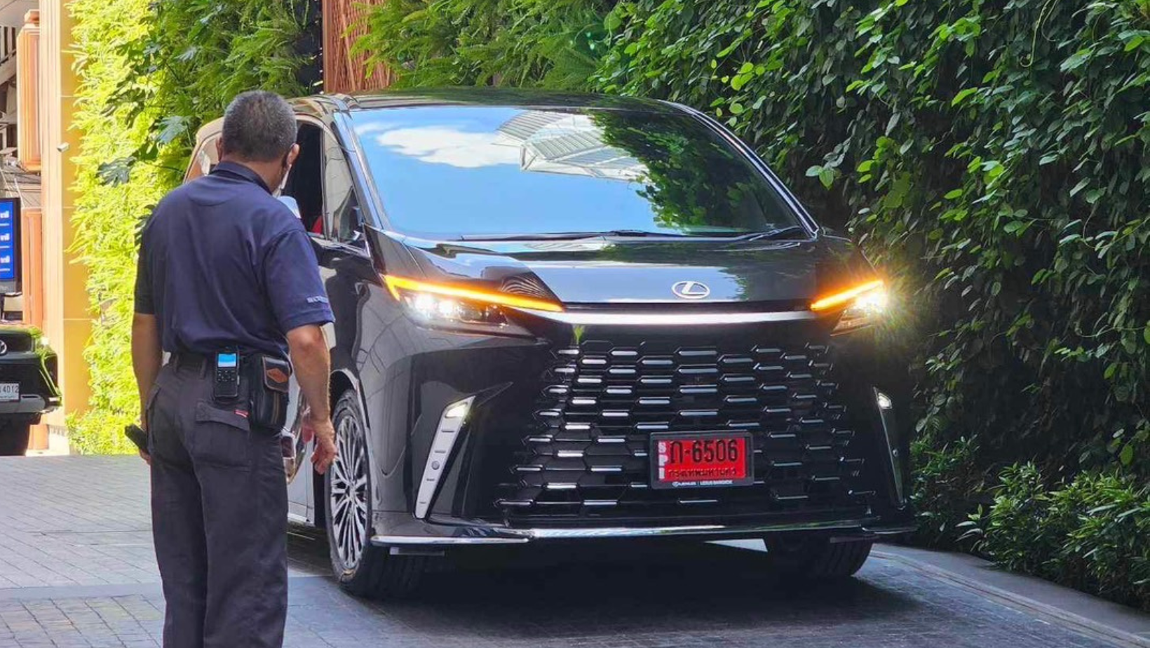 เปิดสเป็กรถนายกฯเศรษฐา “LEXUS LM” หรูหราระดับ First Class
