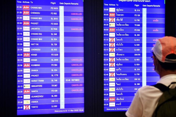 AVIATION-THAILAND ผู้โดยสารกำลังยืนมองดูป้ายประกาศสถานะเที่ยวบิน ณ ท่าอากาศยานดอนเมือง