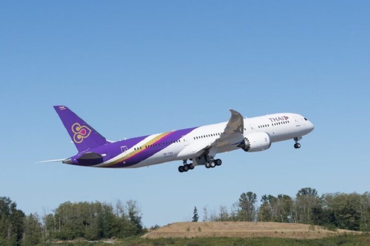 เครื่องบินแบบโบอิ้ง 787-9 การบินไทยกำลังทะยานขึ้น
