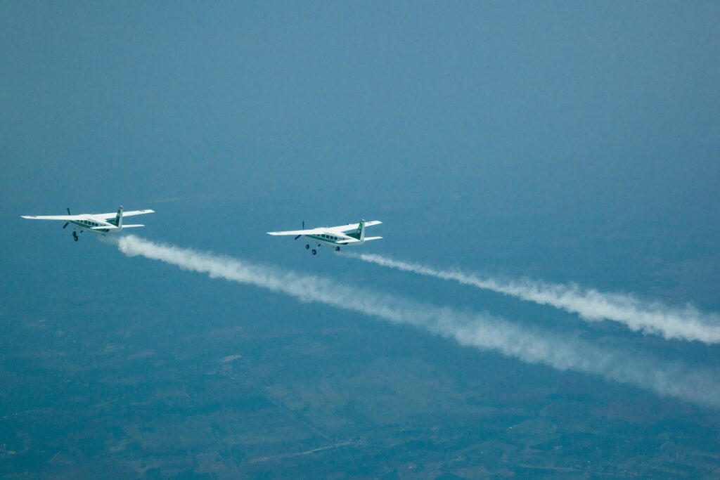 เครื่องบินของกรมการเกษตร กำลังปล่อยสารเคมี
