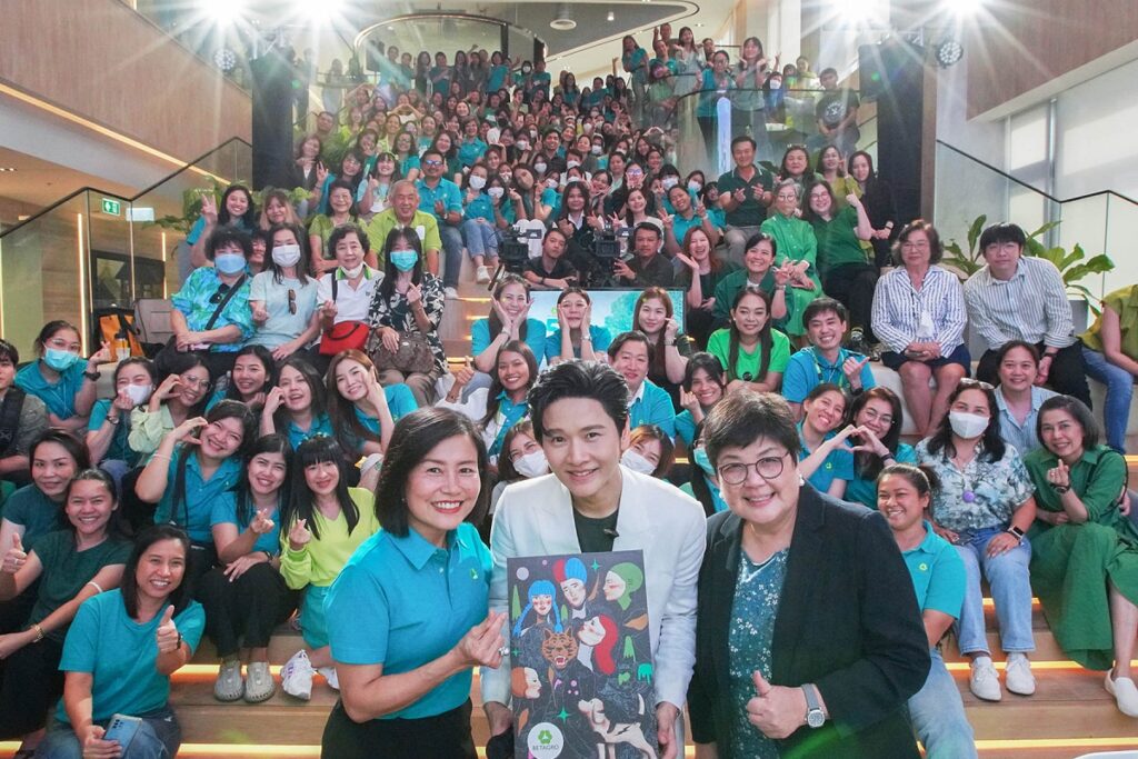 ศักดิ์สิทธิ์ เวชสุภาพร ถ่ายภาพร่วมกับพนักงานเบทาโกร