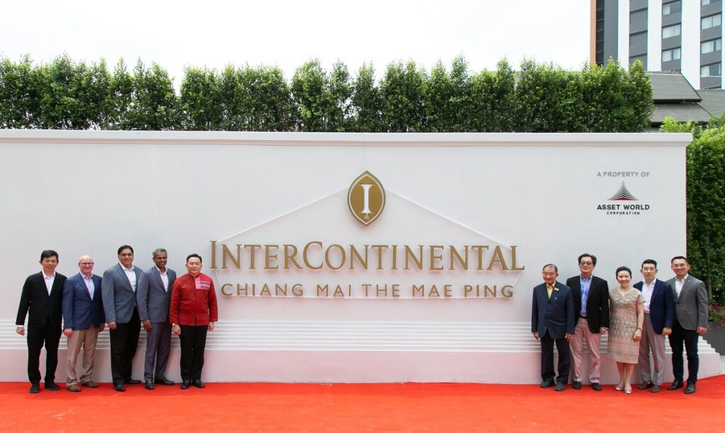 พิธีเปิดโรงแรม เจ้าสัวเจริญ และผู้บริหารจาก AWC-IHG ได้เข้าร่วม